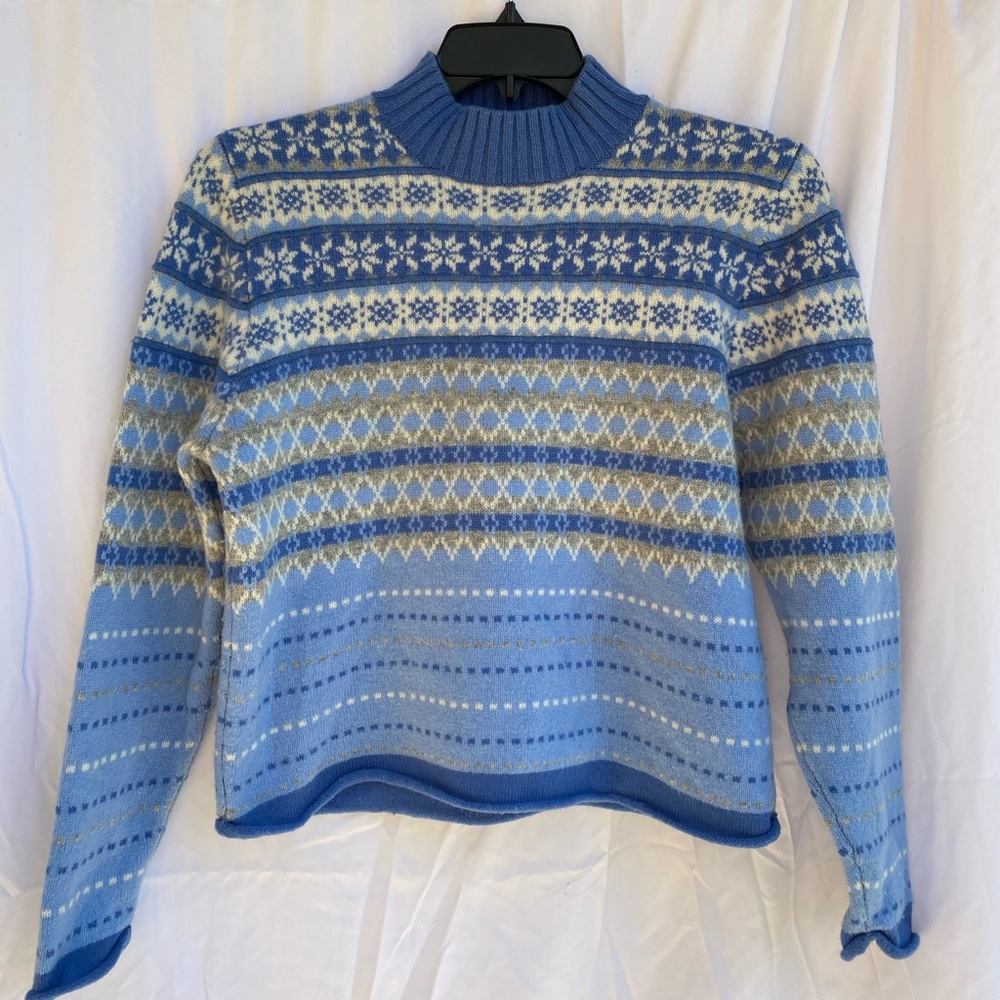 Woolrich Sweater Women’s size Medium Vintage Snowflake Cornflower Blue and White